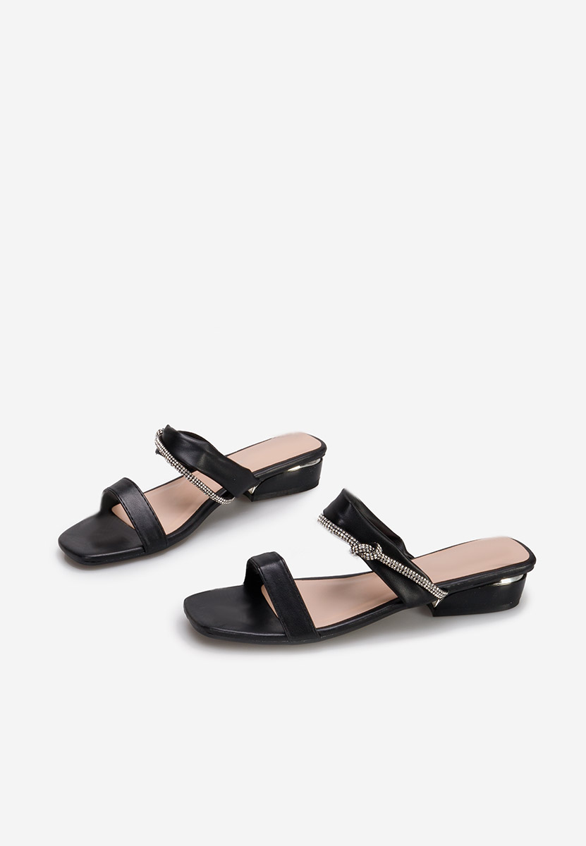 Raziana fekete magassarkú papucs