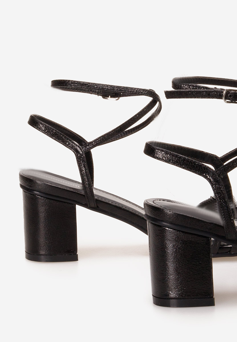 Ferissa fekete vastag sarkú szandál 