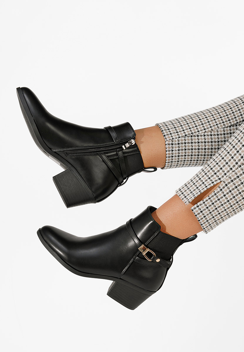 Odelina fekete bokacsizma vastag sarokkal