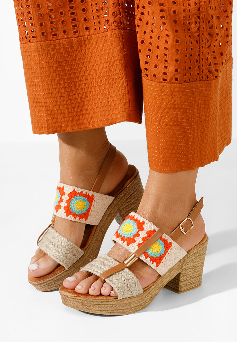 Zeina v3 bézs magas talpú szandál