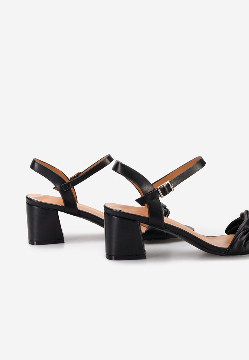 Surania fekete vastag sarkú szandál 