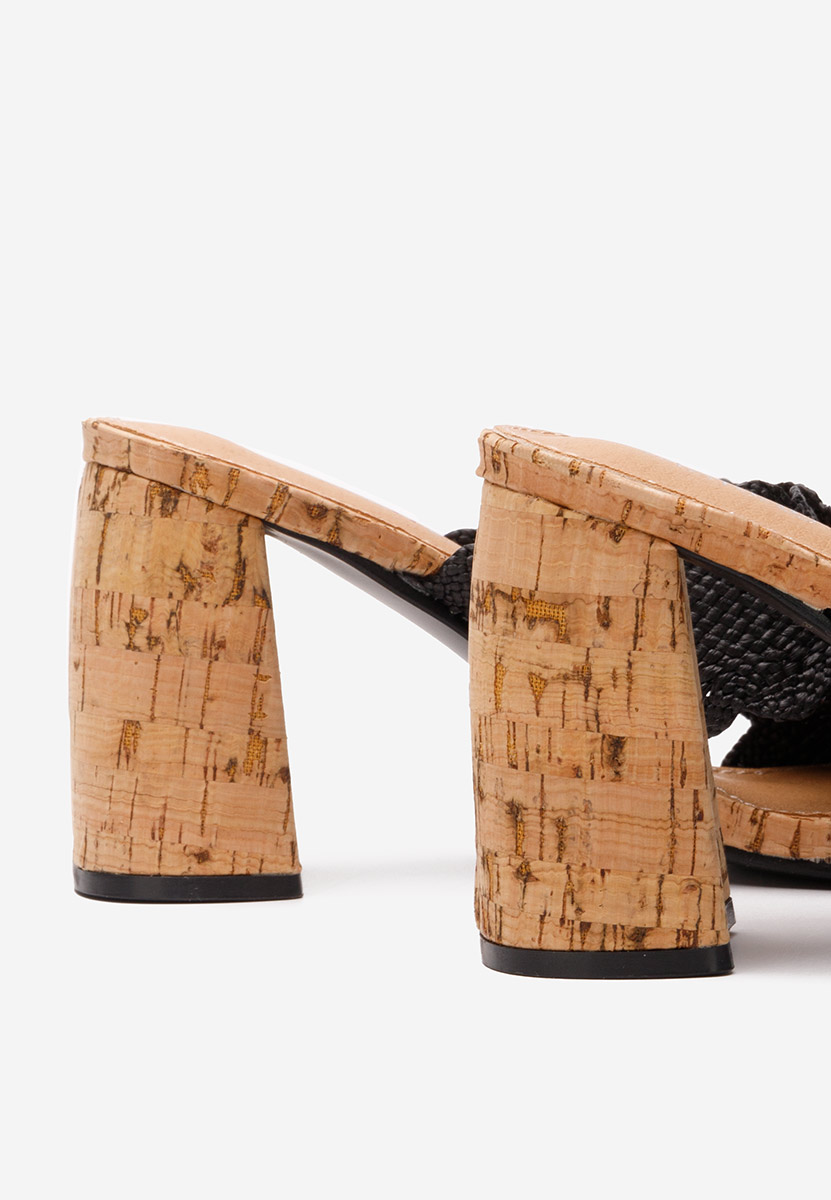 Alianna fekete magassarkú papucs