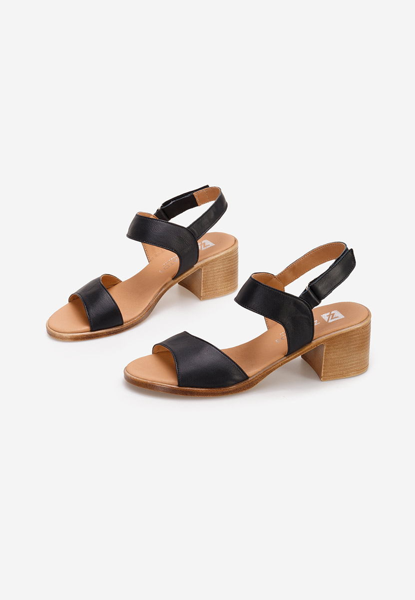 Cadena fekete vastag sarkú szandál 