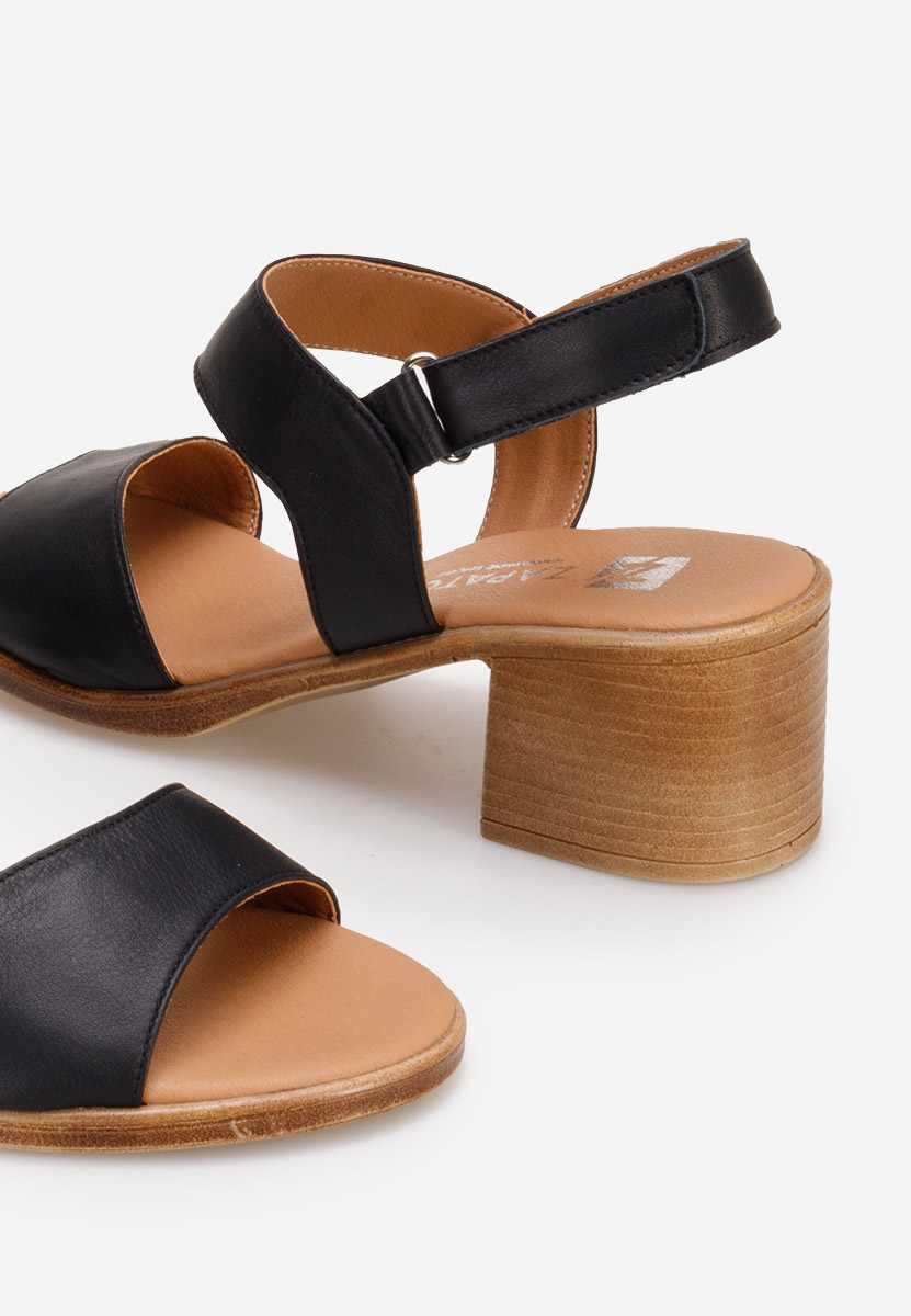 Cadena fekete vastag sarkú szandál 