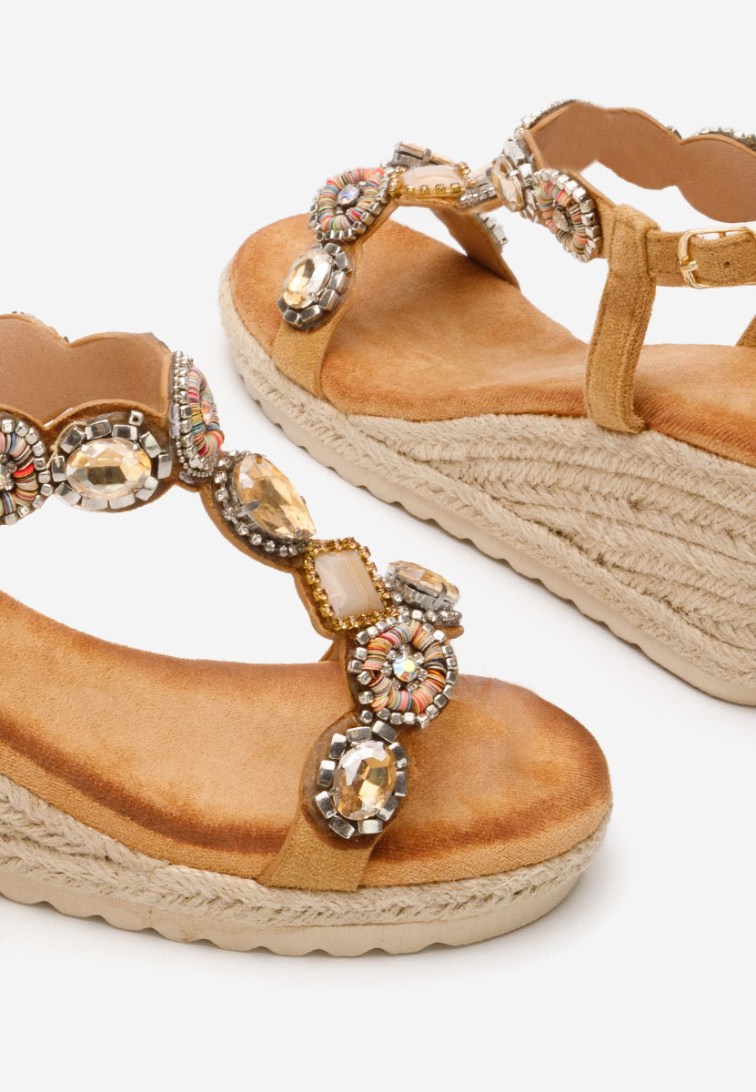 Jacquelynn camel platform szandál