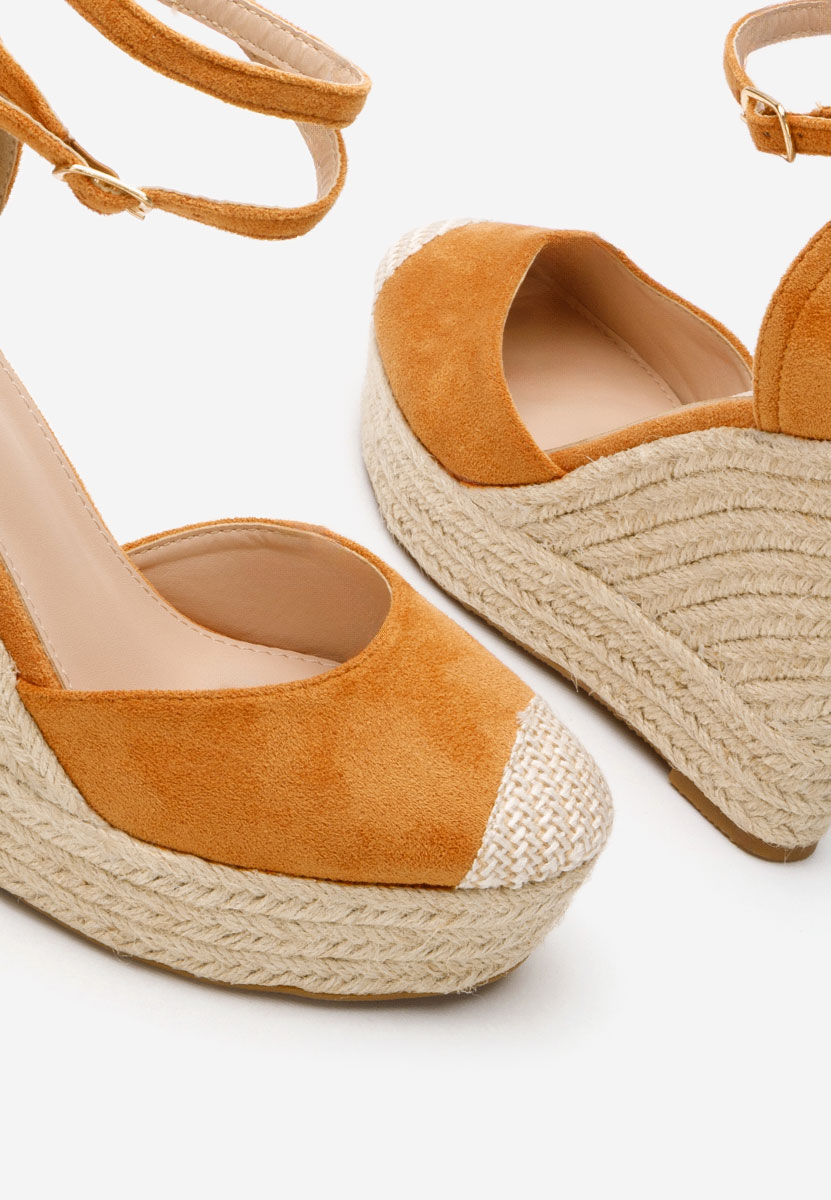 Saniza v3 camel platform szandál