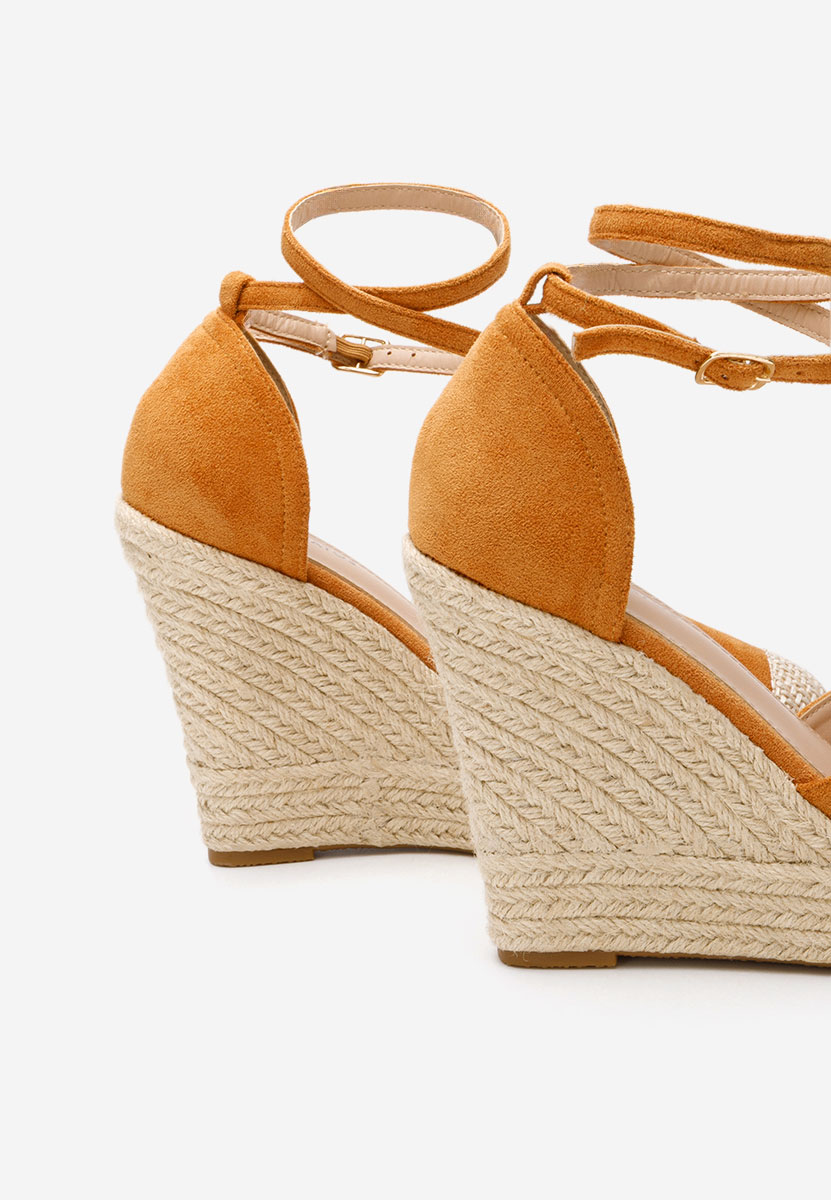 Saniza v3 camel platform szandál