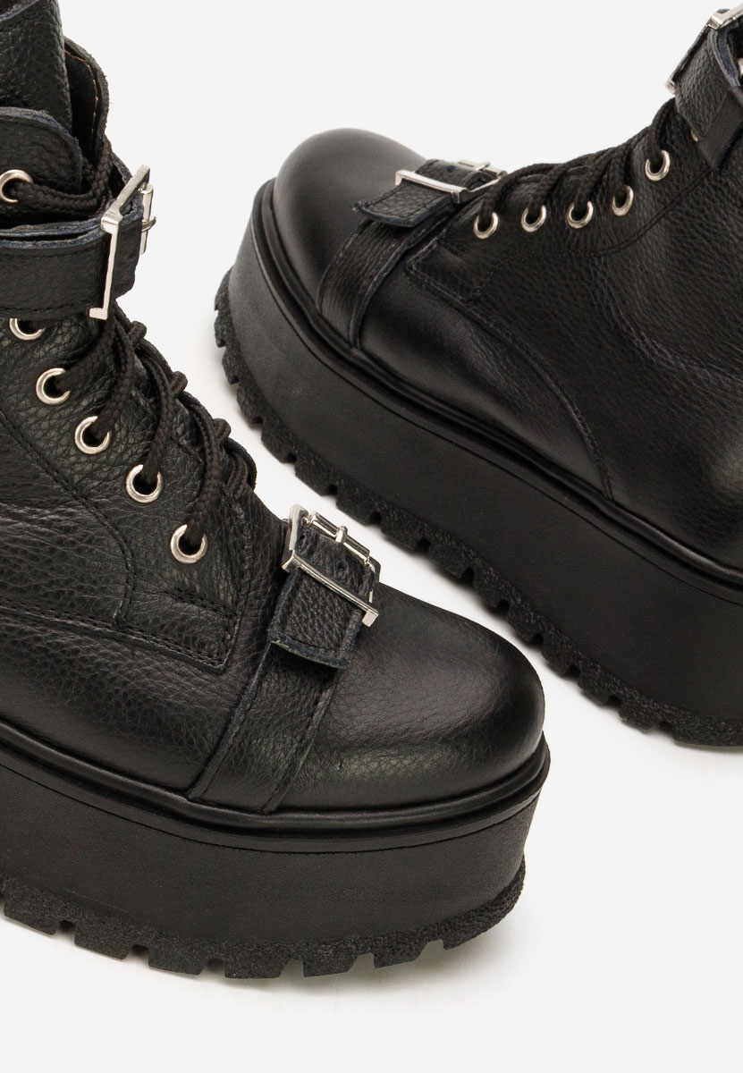 Astrid v5 fekete telitalpú platform bokacsizma