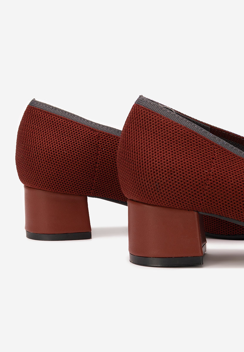 Dianey borvörös alacsony sarkú körömcipő