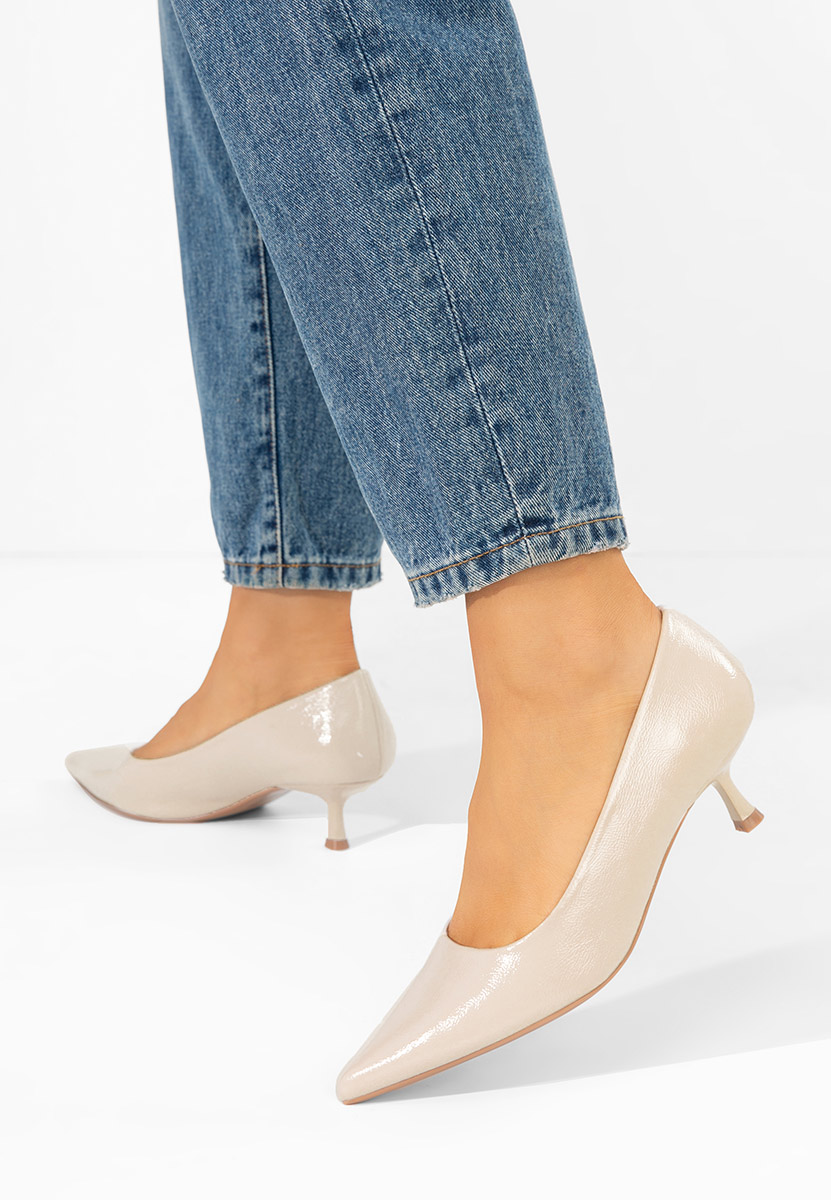 Dianela bézs alacsony sarkú körömcipő