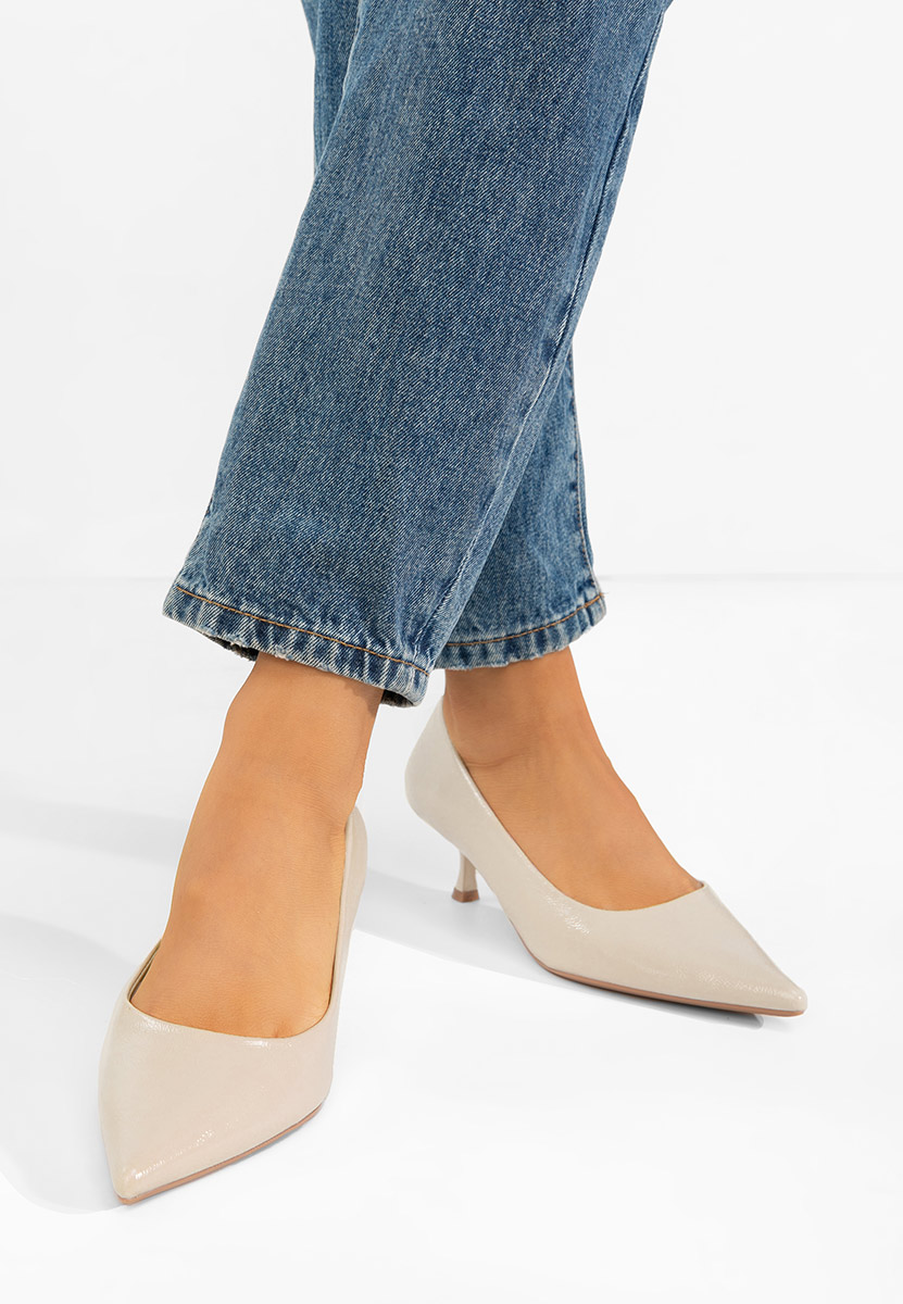 Dianela bézs alacsony sarkú körömcipő