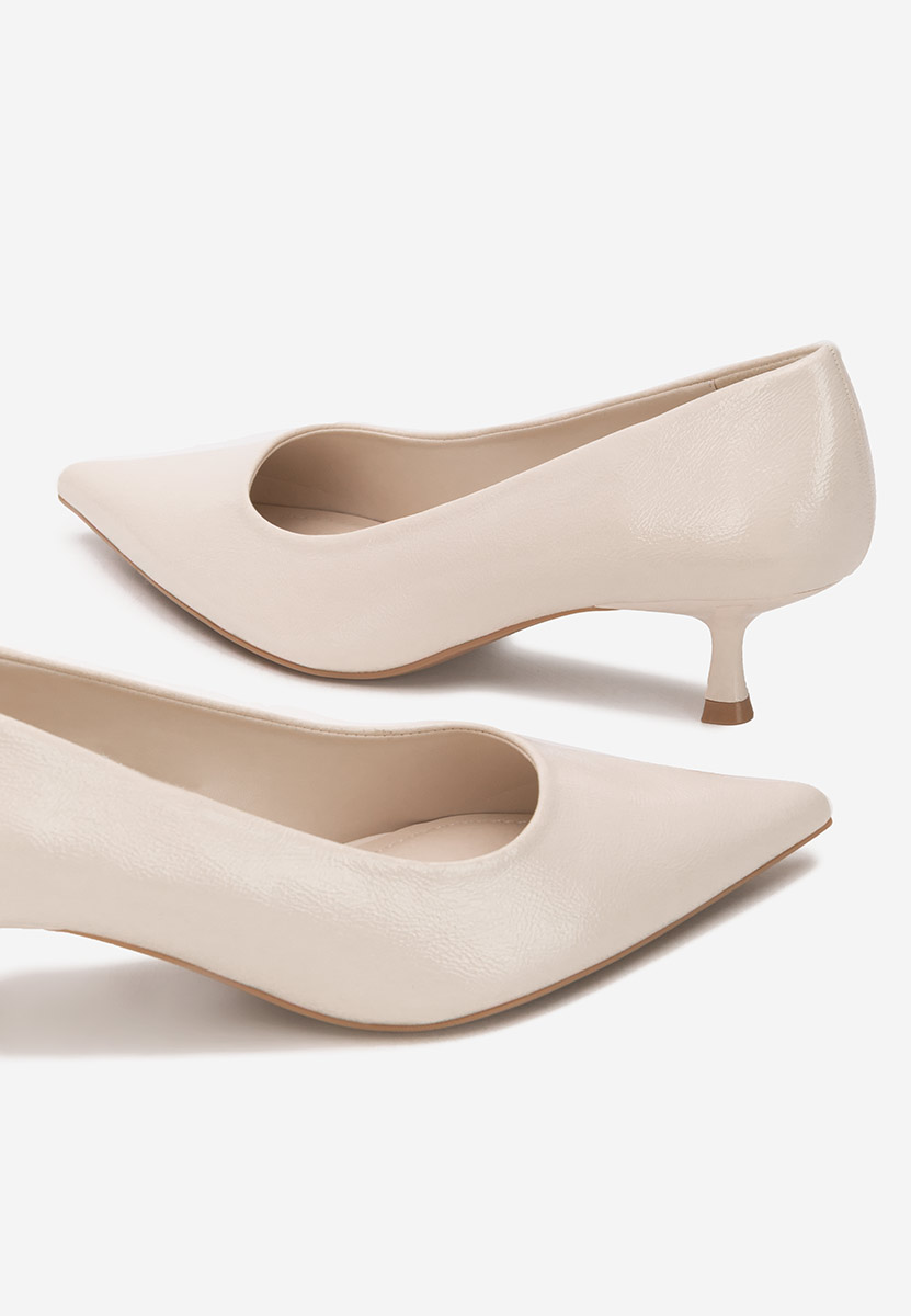 Dianela bézs alacsony sarkú körömcipő