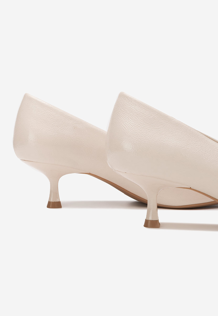 Dianela bézs alacsony sarkú körömcipő