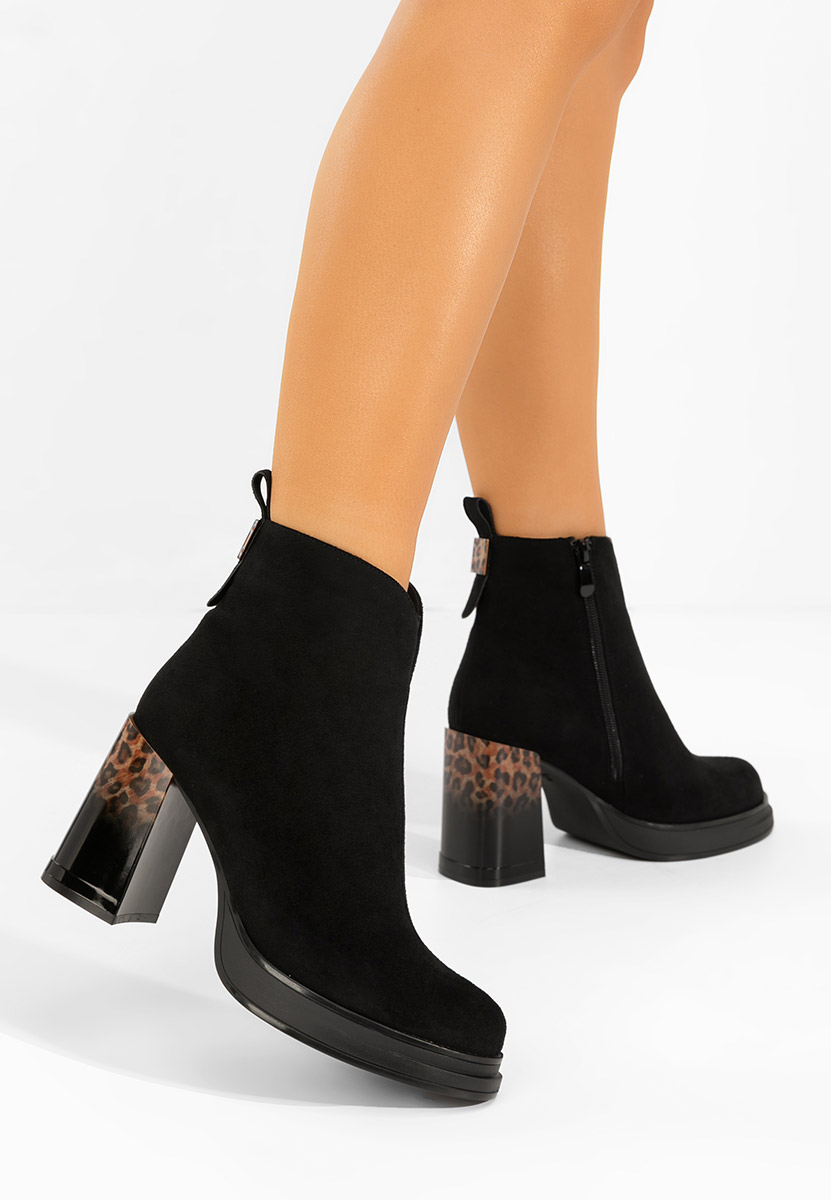 Astonia fekete bokacipő vastag sarokkal
