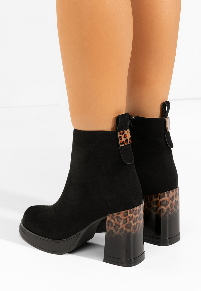 Astonia fekete bokacipő vastag sarokkal