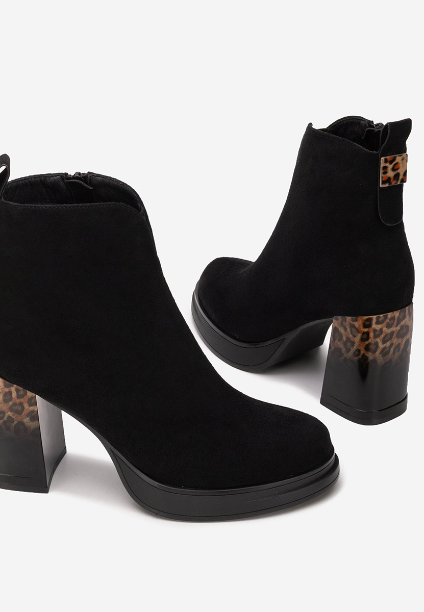 Astonia fekete bokacipő vastag sarokkal