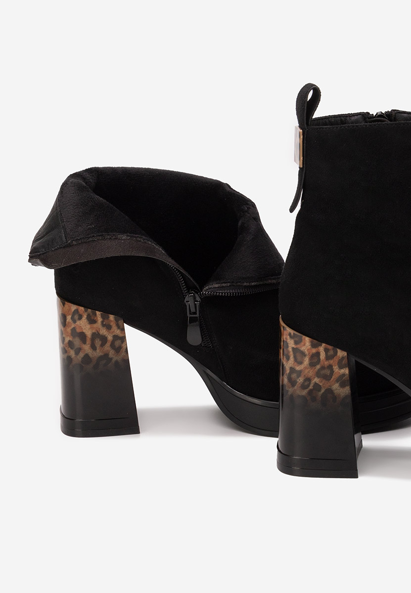 Astonia fekete bokacipő vastag sarokkal