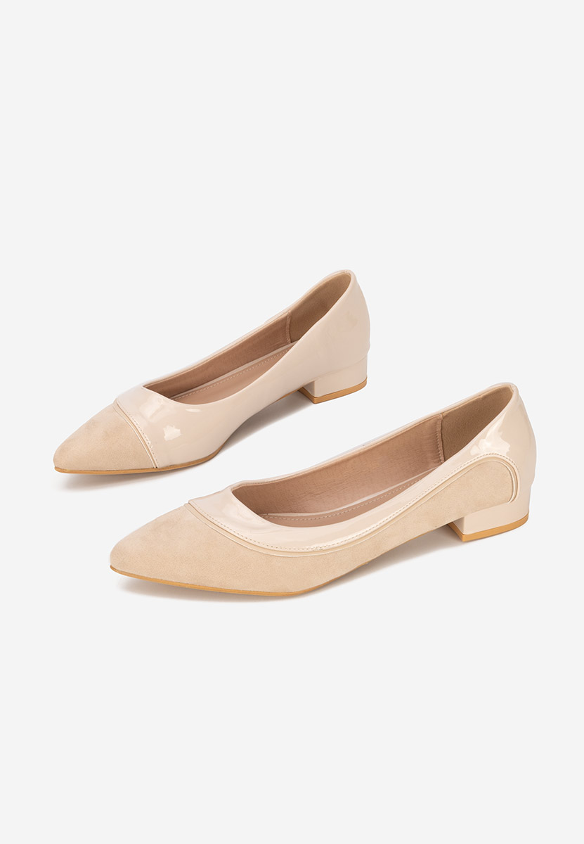 Casildia bézs alacsony sarkú körömcipő