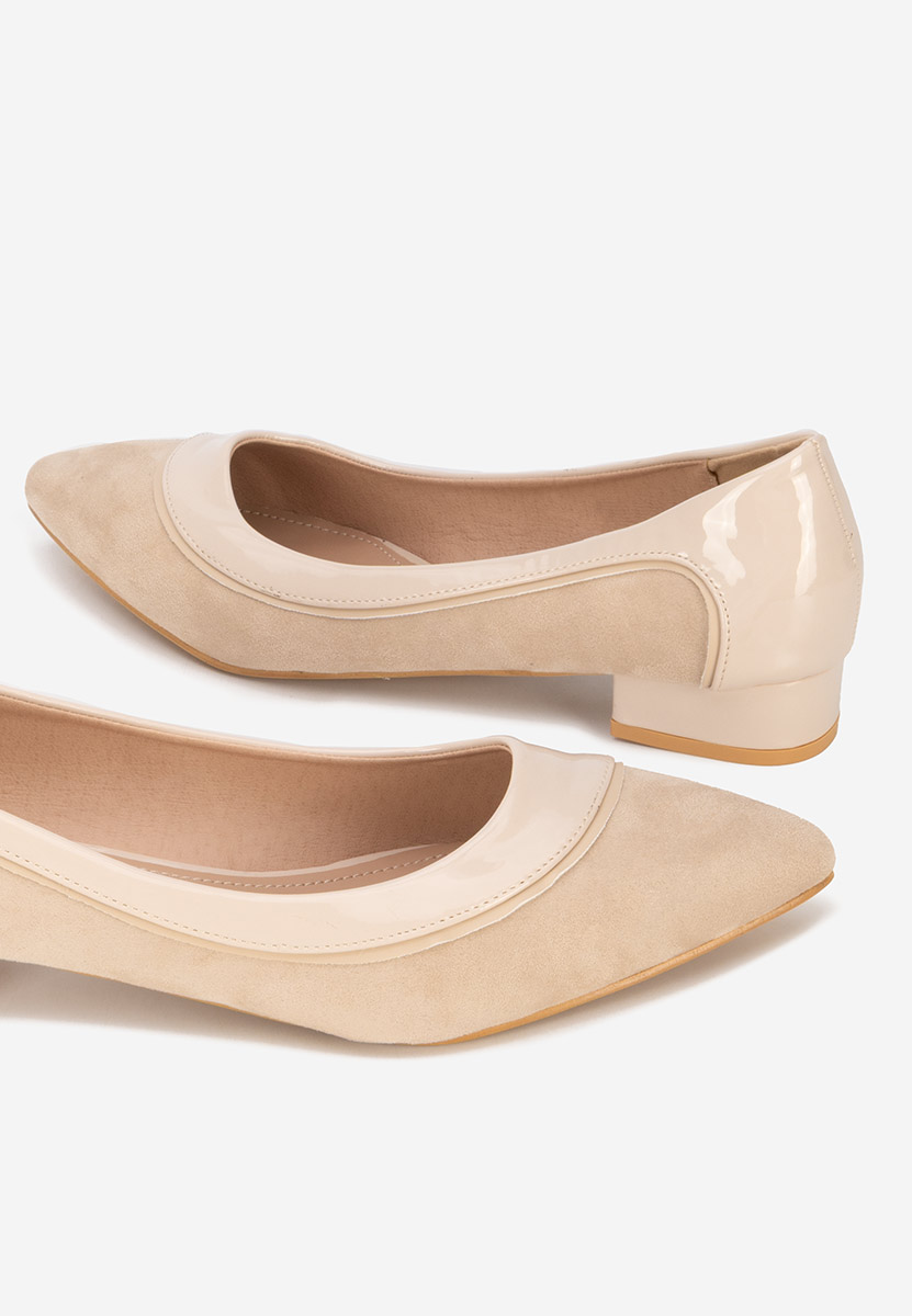 Casildia bézs alacsony sarkú körömcipő