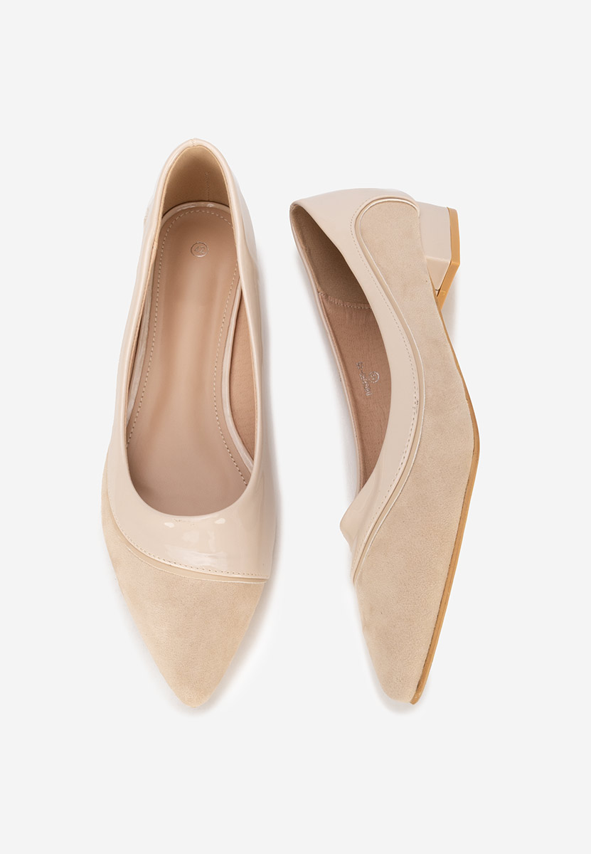Casildia bézs alacsony sarkú körömcipő