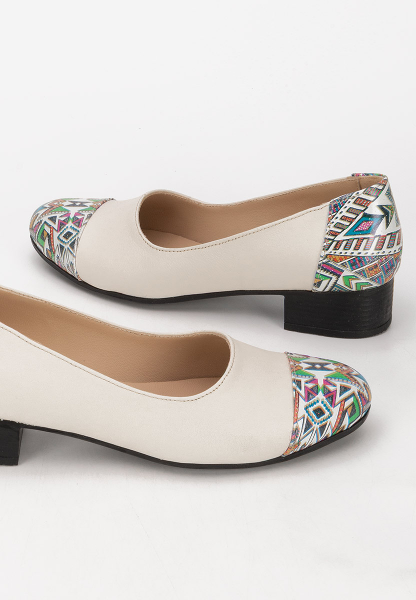 Romina v3 bézs alacsony sarkú körömcipő