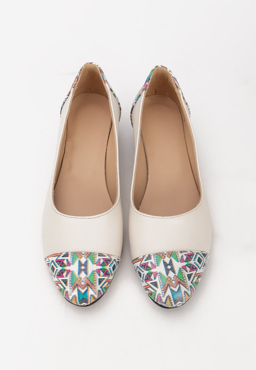 Romina v3 bézs alacsony sarkú körömcipő