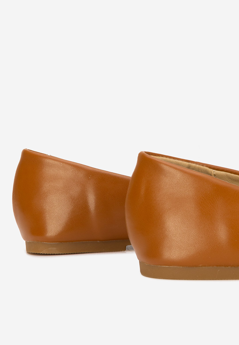 Izaura camel hegyes orrú balerina