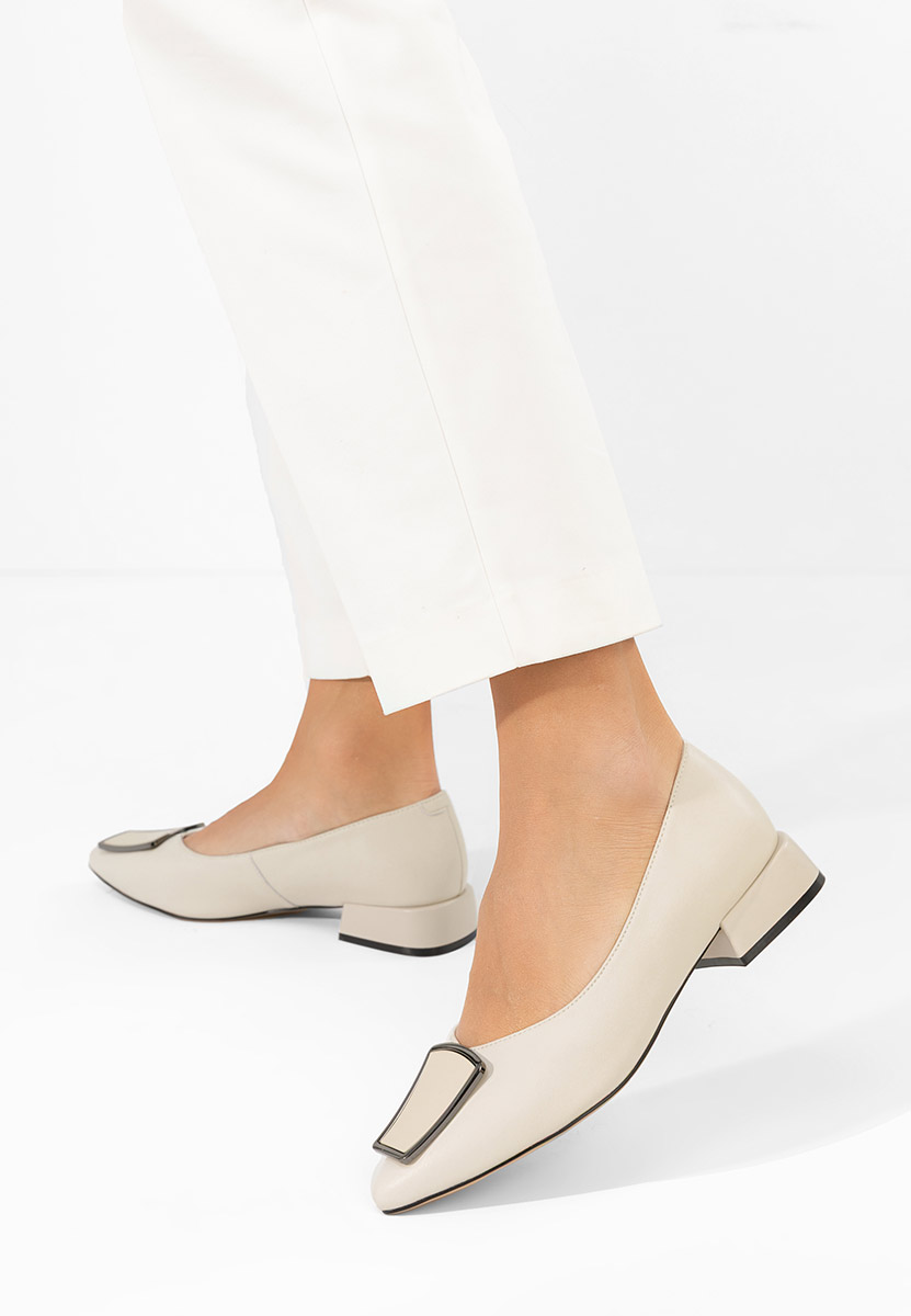 Darila bézs alacsony sarkú körömcipő