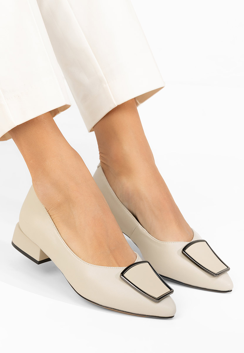 Darila bézs alacsony sarkú körömcipő