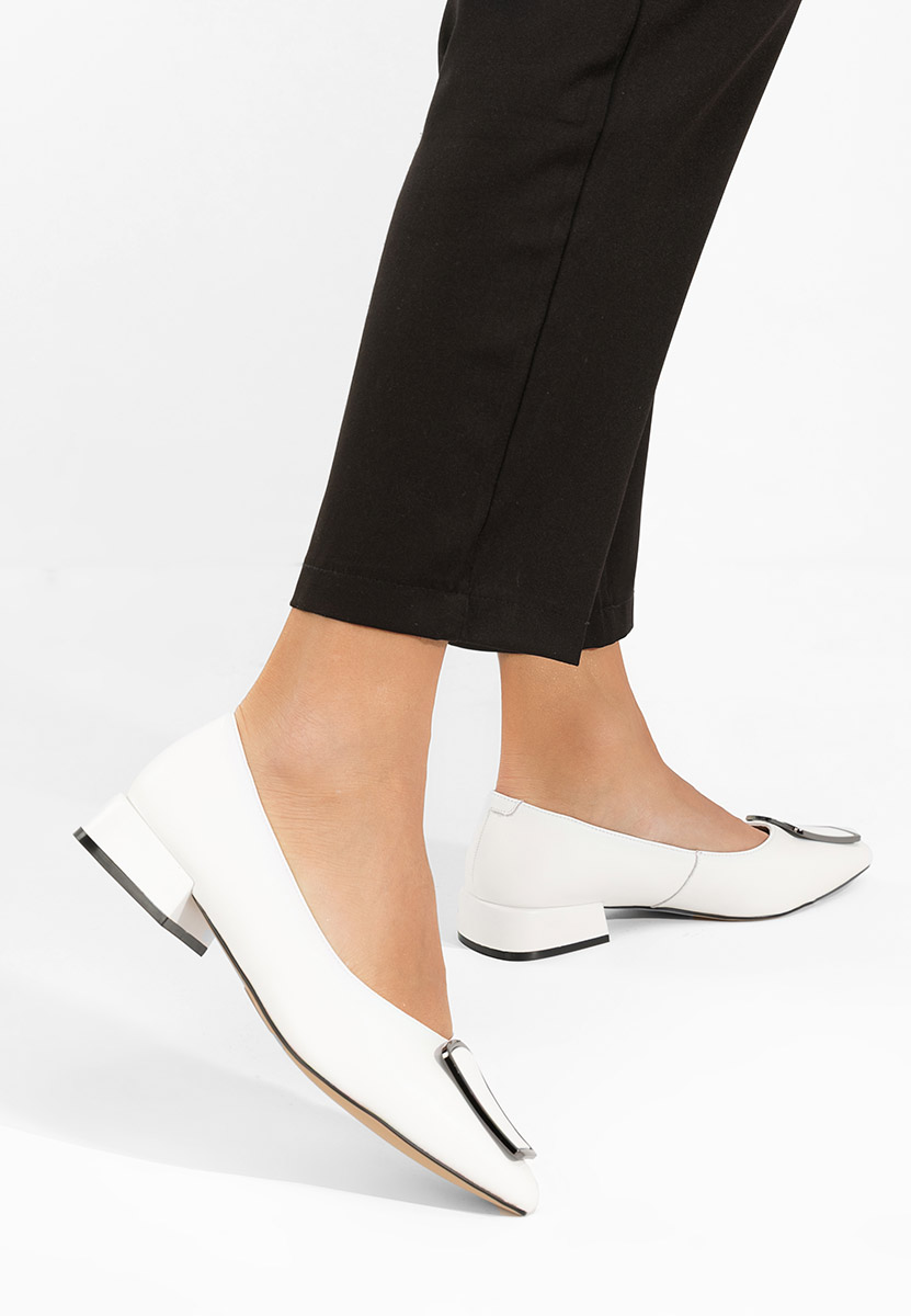 Darila fehér alacsony sarkú körömcipő