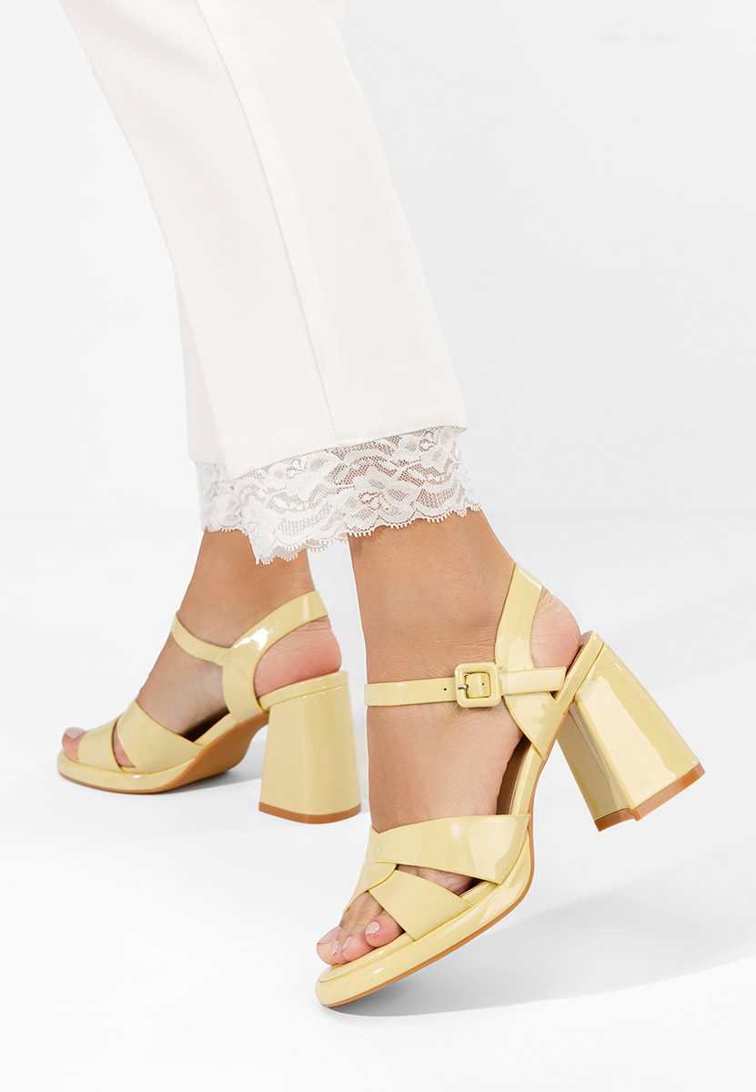 Lorenda sárga vastag sarkú szandál 