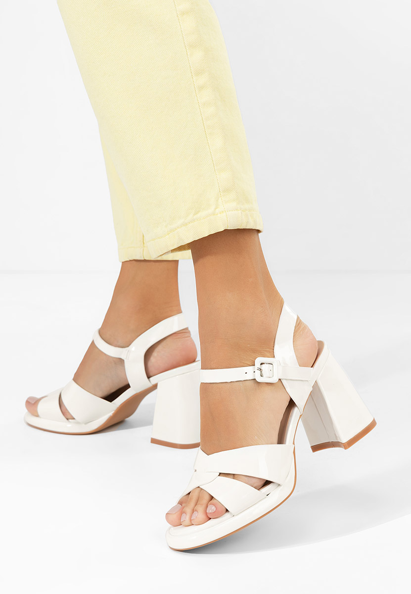 Lorenda fehér vastag sarkú szandál 