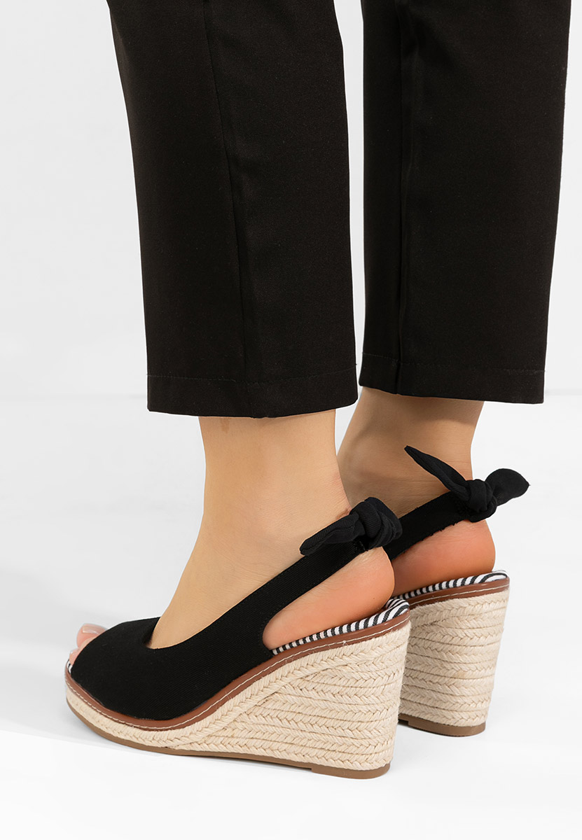 Cyerra fekete platform szandál