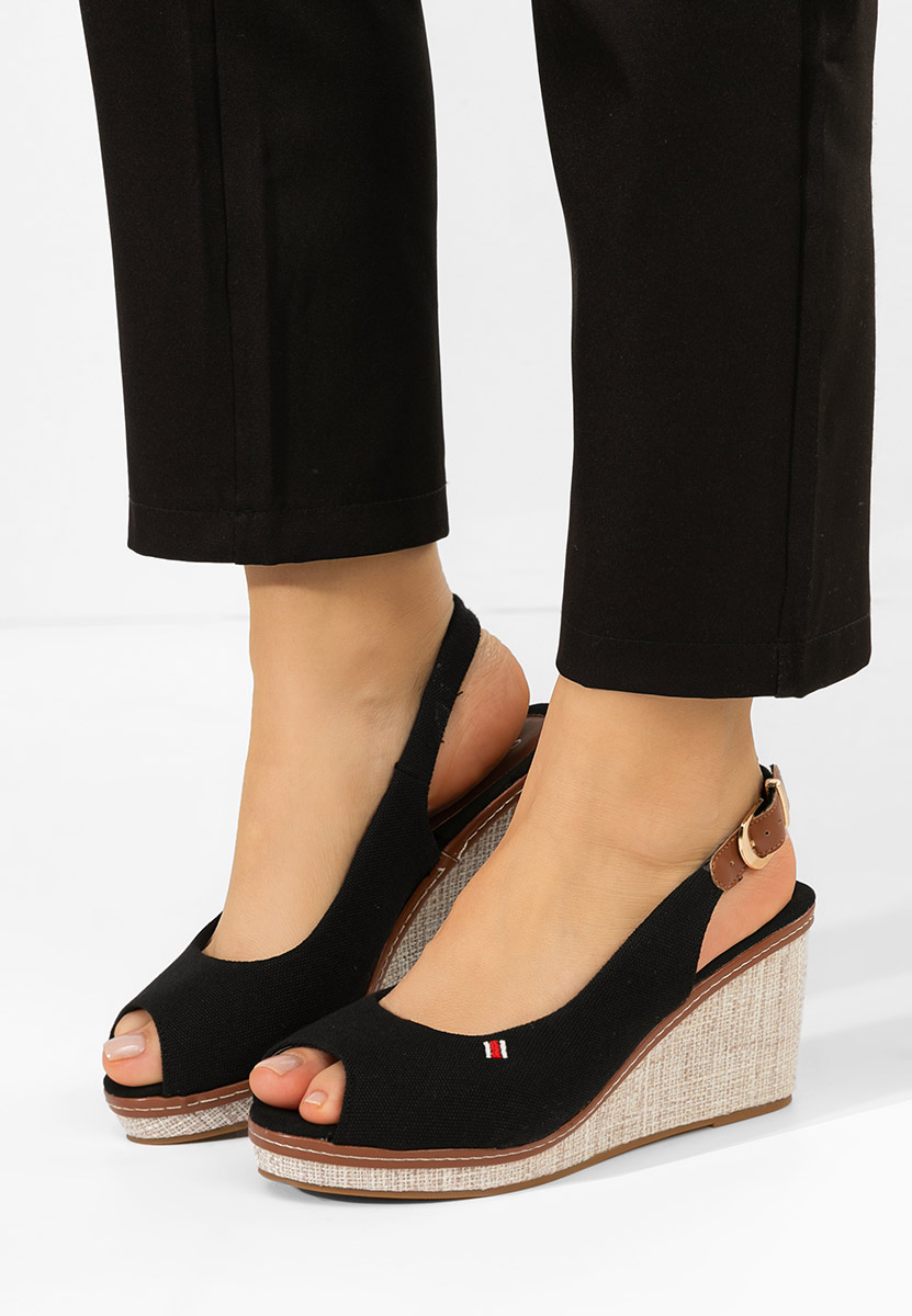 Carolla fekete platform szandál