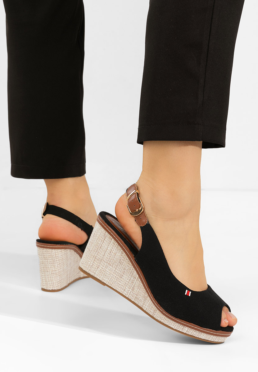 Carolla fekete platform szandál