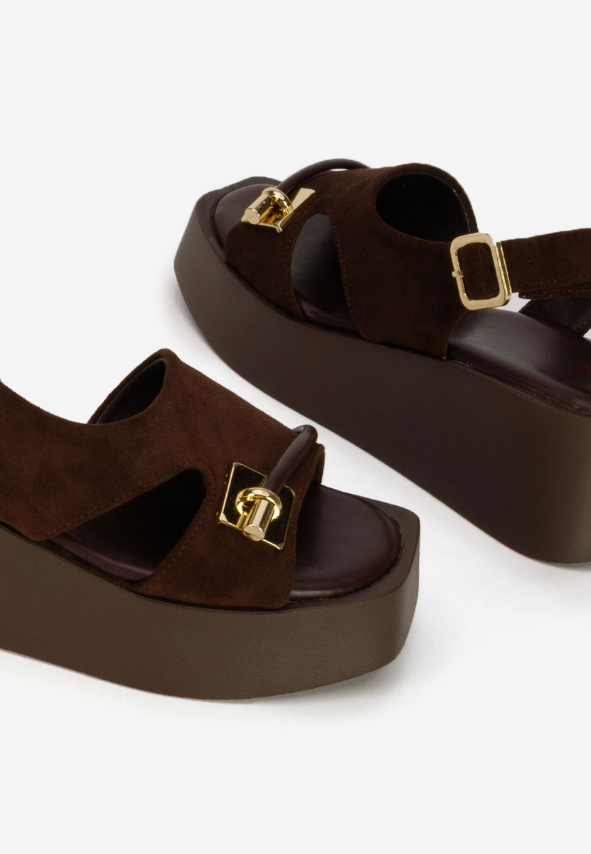 Levy barna platform szandál