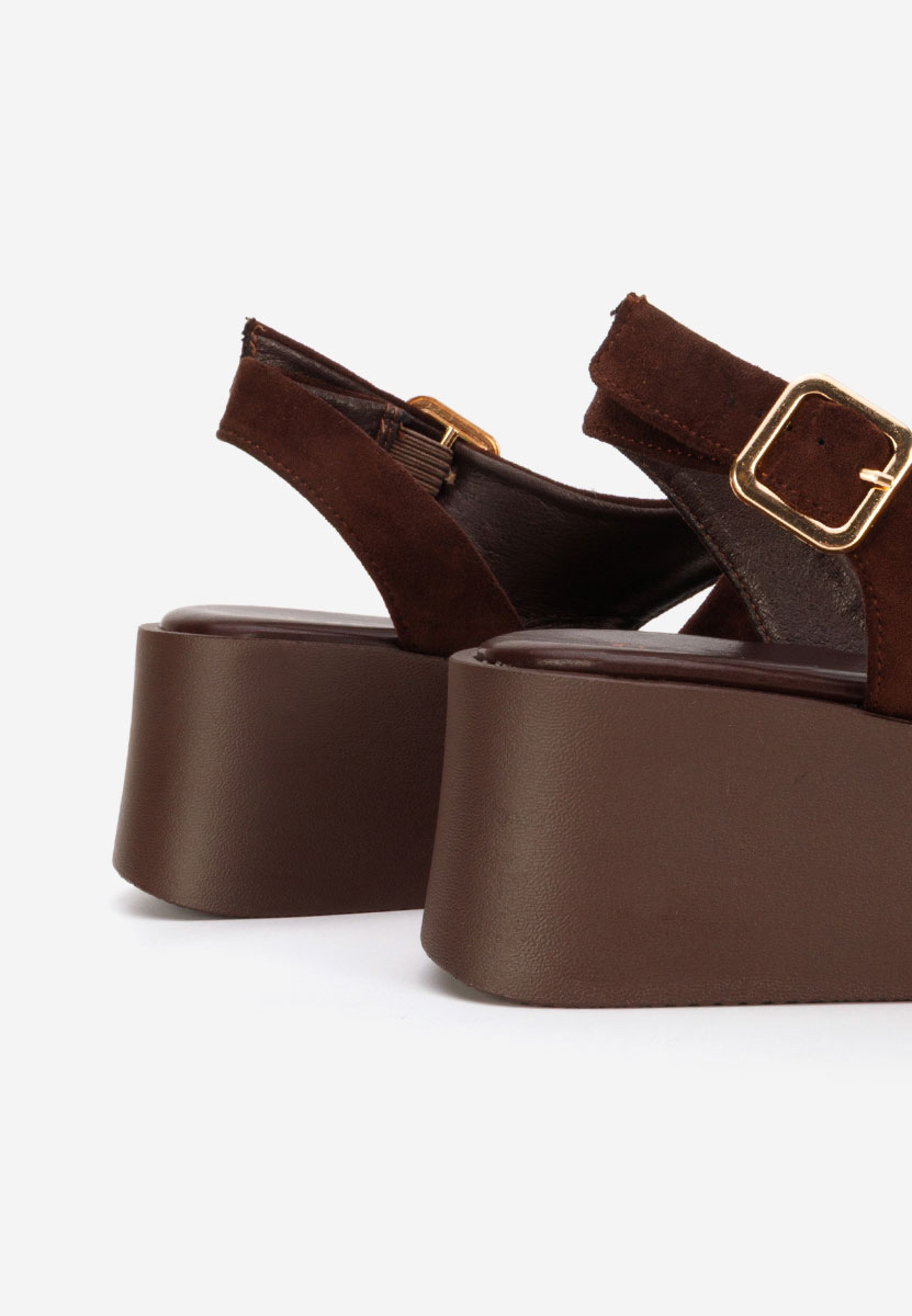 Levy barna platform szandál